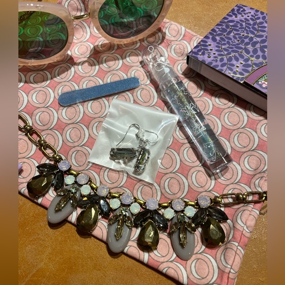 Glam gift set (worth $32+) - Picture 2 of 9